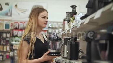 独自一人的年轻女子正在五金店里比较咖啡机的型号